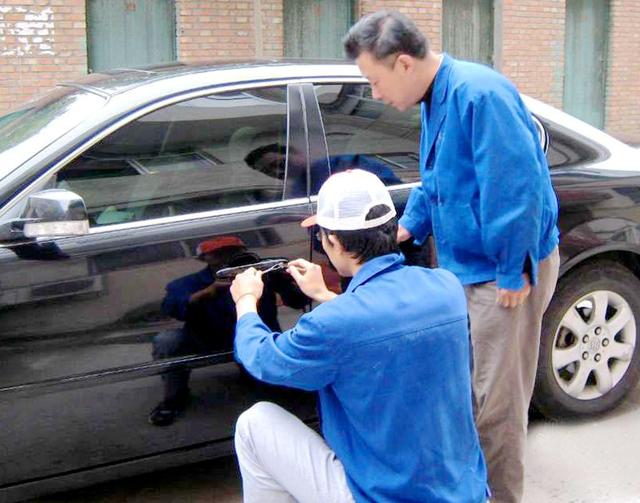 半淞园路汽车钥匙丢在车里面怎么办?